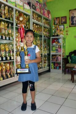 Koleksi 700-an Trofi, Gadis Cilik di Sragen Jadi Guru di Sekolahnya