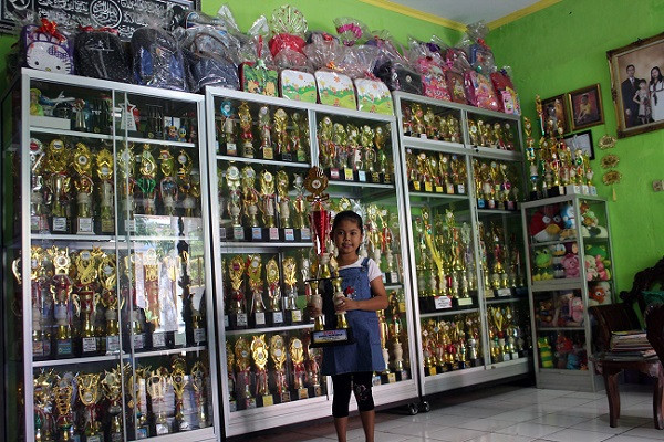 Koleksi 700-an Trofi, Gadis Cilik di Sragen Jadi Guru di Sekolahnya