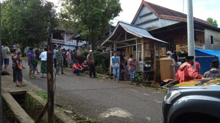 Polisi saat evakuasi jenazah korban