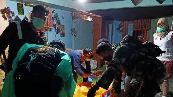 Polisi saat evakuasi jenazah korban