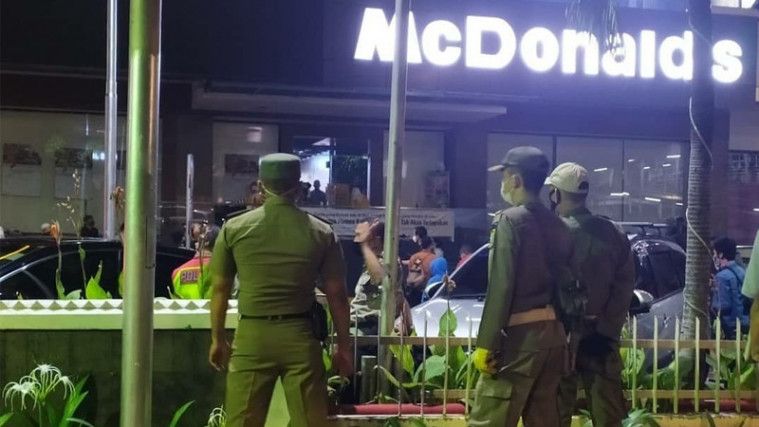 Viral Aksi Kenang McD Sarinah, Warga Langgar PSBB Berjamaah!