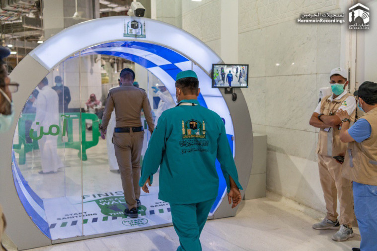 Gerbang sterilisasi canggih di masjidil haram