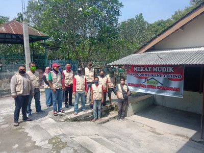 petugas dari desa kacangan sedang menyiapkan rumah karantina