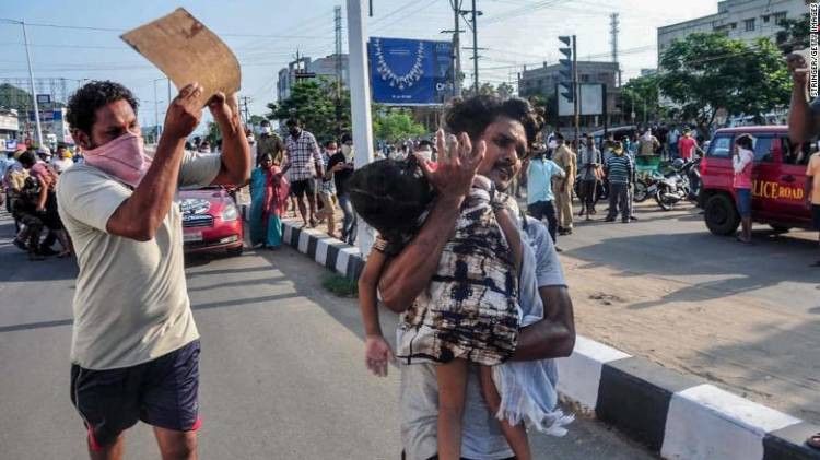 Nekat! Unjuk Rasa Kebocoran Gas Pabrik Kimia, Warga India Demo Sambil Bawa Mayat