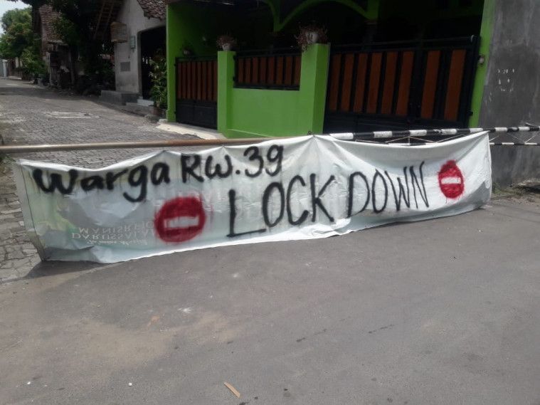 Video Viral! Pemotor Tabrak Protal Desa yang Tengah Lockdown Mandiri