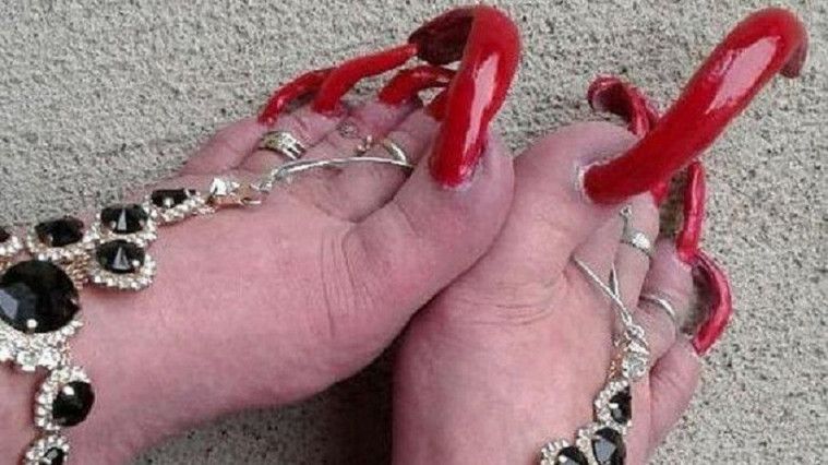 Wanita Mendapat Banyak Uang dari Kuku Panjang