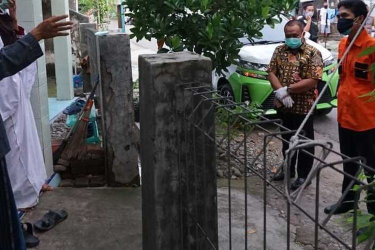 Orang tua santri positif corona sempat menghadang bupati dan petugas medis yang akan menjemput anaknya