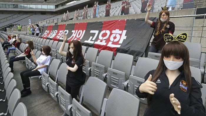 Agar Tidak Sepi, Pertandingan Sepak Bola di Korsel Gunakan Boneka Seks Sebagai Supporter