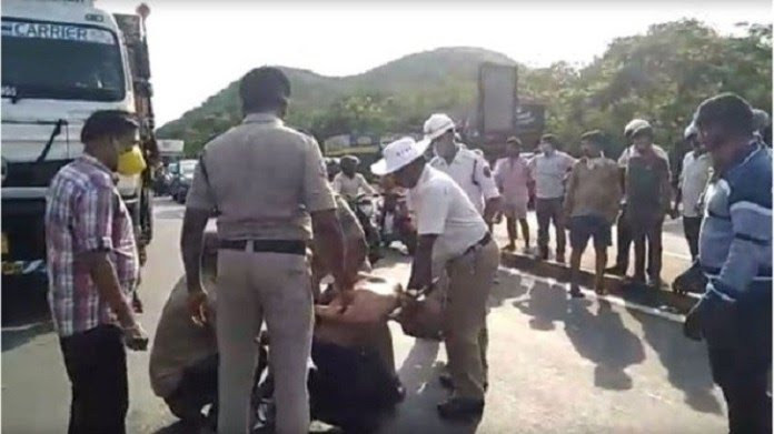 Dokter Sudhakar Rio tergeletak di jalan setelah dipukul dan diborgol polisi