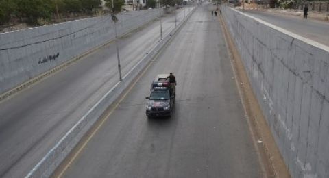 Mobil polisi membawa tersangka pembunuhan dua gadis Pakistan
