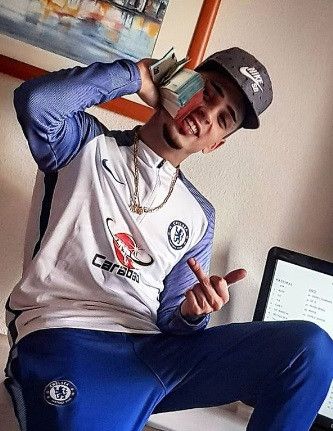 David Mota berpose dengan uang dalam genggamannya