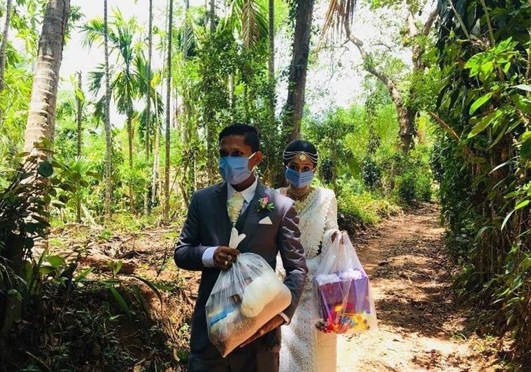Pengantin yang gagal langsungkan resepsi bagi-bagi makanan