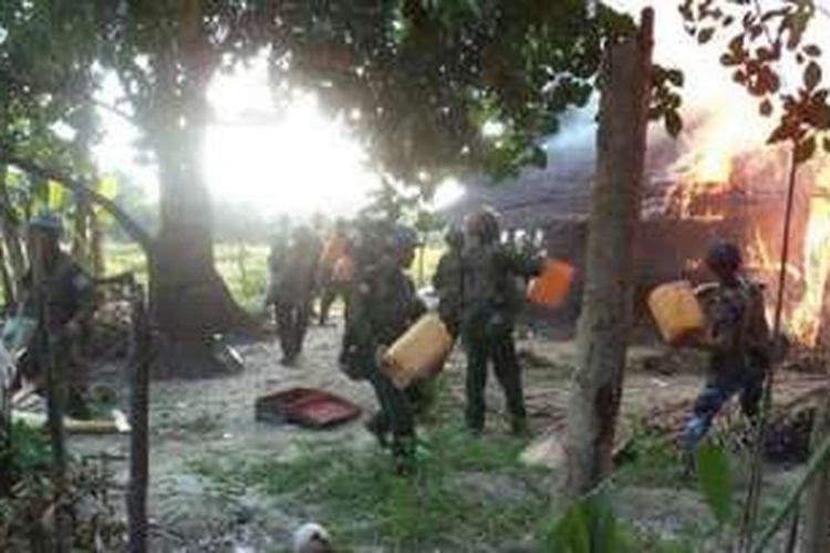 angkatan bersenjata Myanmar merilis foto Tentara berupaya memadamkan api di rumah yang terbakar di Provinsi Rakhine, Myanmar