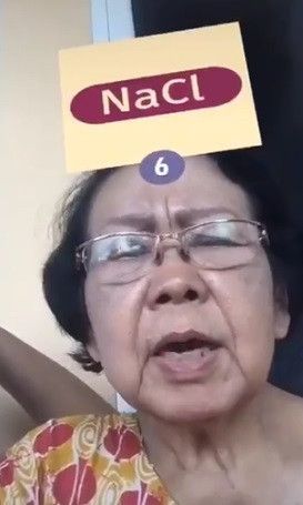 nenek sedang menjawab soal kimia