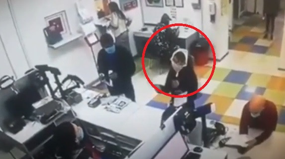 pakai celana dalam sebagai masker