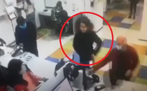 wanita tak pakai masker ditempat publik