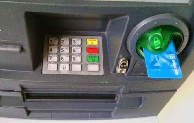 Tarik uang di ATM