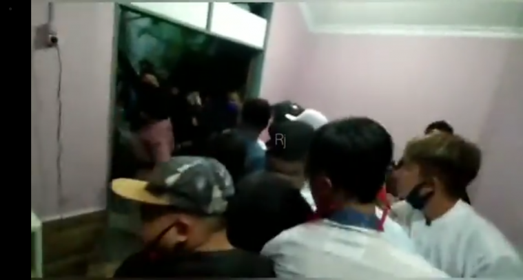 Massa menerobos masuk rumah sakit untuk membawa jenazah