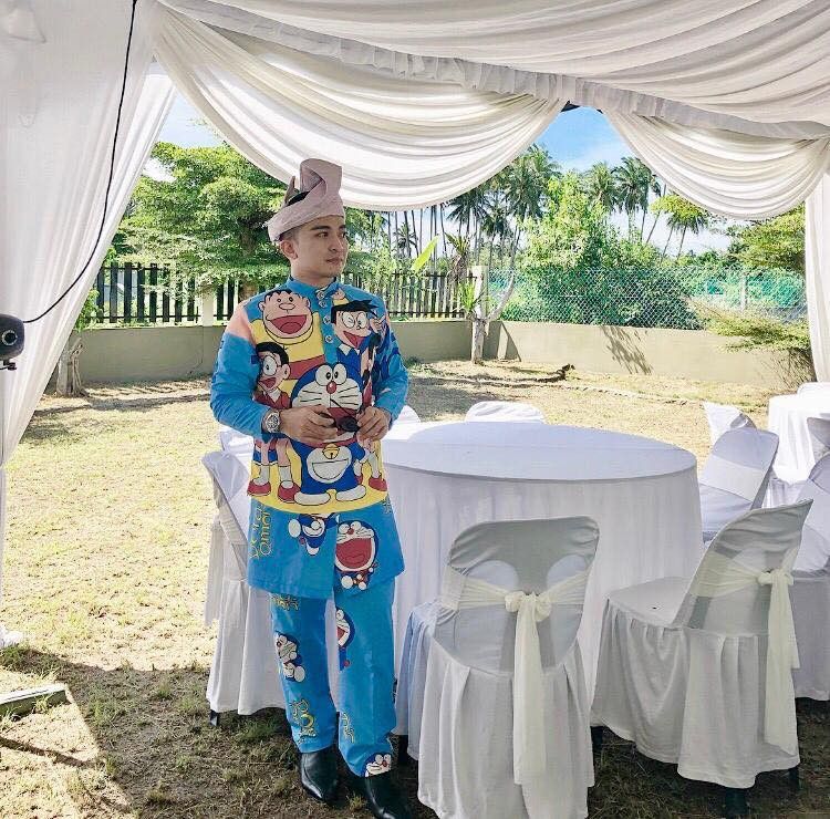 pengantin kenakan pakaian doraemon
