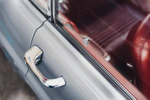ilustrasi mobil goyang