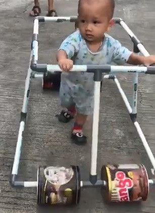Baby walker yang dibuat menggunakan pipa air dan kaleng bekas