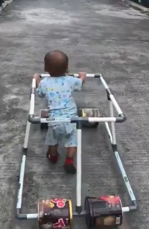 belajar berjalan tampak belakang