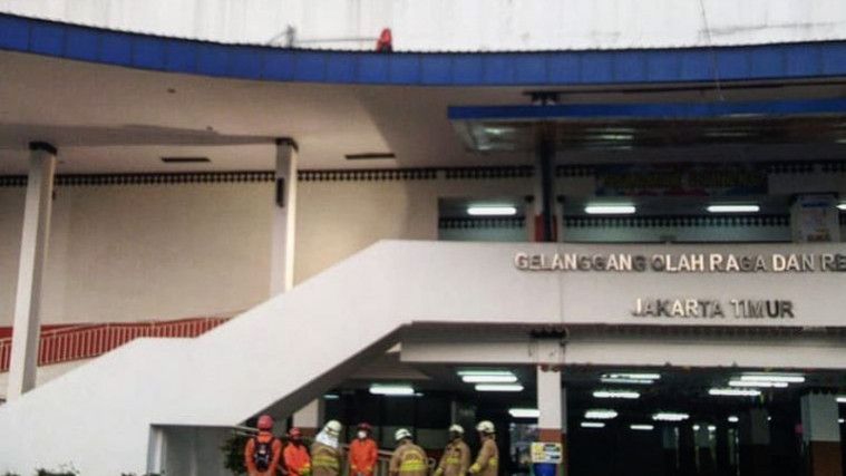 Takut Rapid Test, Perempuan asal Bogor Nekat Panjat GOR Ciracas