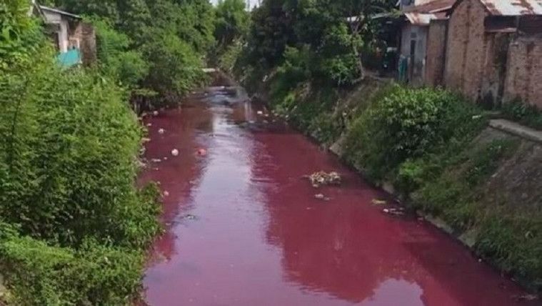 Air Parit Berubah Warna