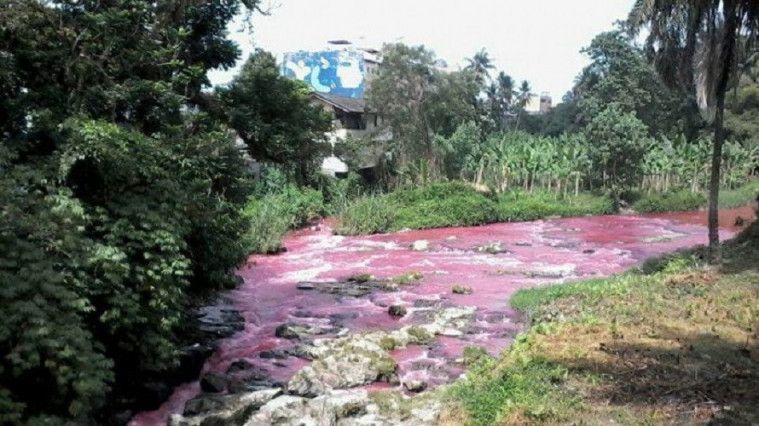 Air Parit Berubah Warna