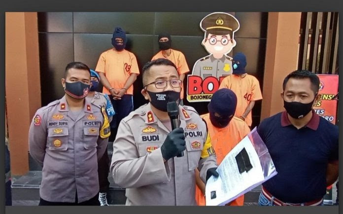 Guru SMP di Bojonegoro diamankan polisi karena memperdaya 25 gadis belia untuk berfoto telanjang