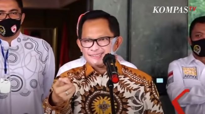 ilustrasi orang pakai masker
