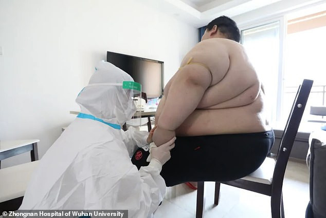 tim medis sedang memeriksa Zhou