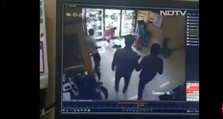 Wanita asal India tewas ketika berusaha mendobrak pintu kaca