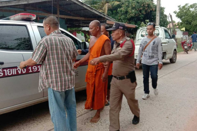 Biksu Phra Um Deeruenrom (59) tabrak dan tusuk wanita hamil