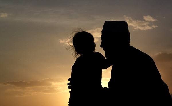 Momen haru seorang ayah yang abadikan momen penting sang anak dengan HP jadul