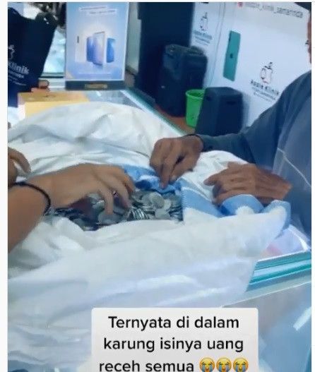 ilustrasi kakek beli HP pakai uang receh!