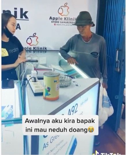 Tangkapan layar kakek beli HP pakai uang receh