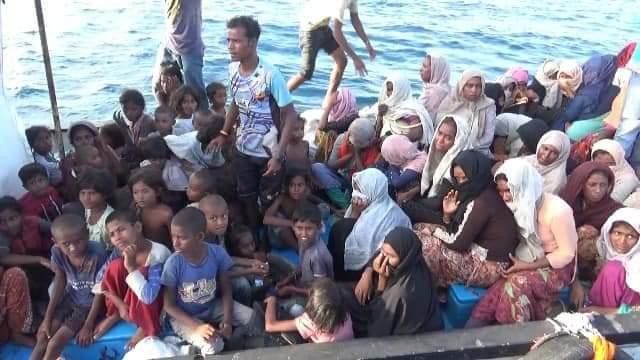Sejumlah etnis Rohingya menjalani rapid test setelah terombang-ambing di laut Aceh