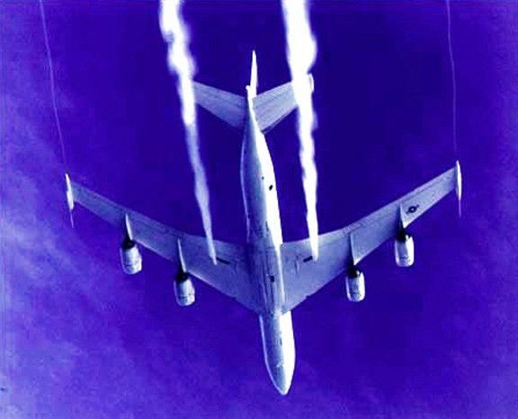 Zoom: Pesawat yg sedang menyemprot (cloud feeding) bahan kimia dari dalam pesawat.