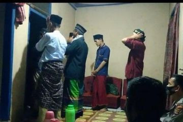 Beberapa ustaz yang tengah berzikir