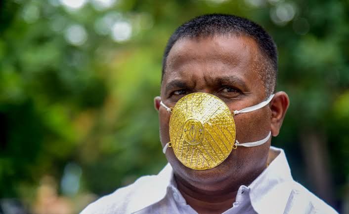 Pria kaya asal India membeli masker emas di tengah pandemi