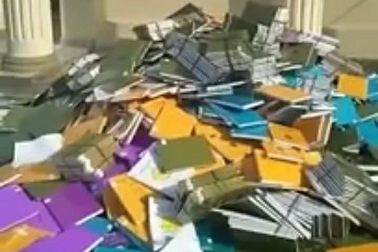 Tumpukan skripsi dilempar dari jendela