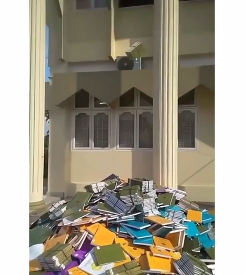 Tumpukan skripsi dilempar dari jendela