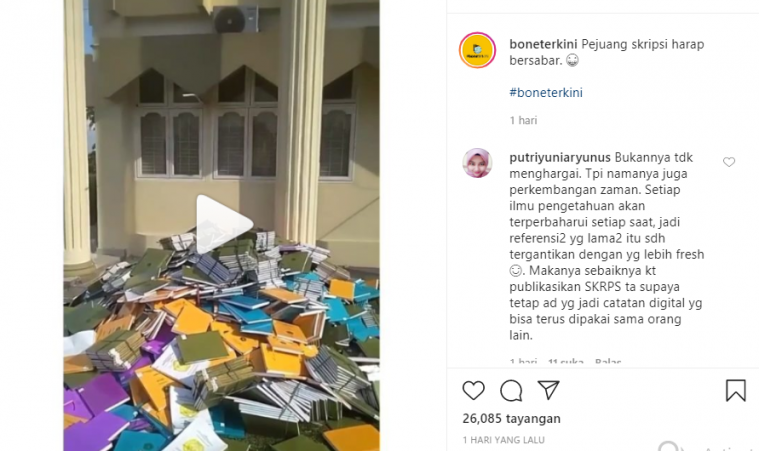 Tumpukan skripsi dilempar dari jendela