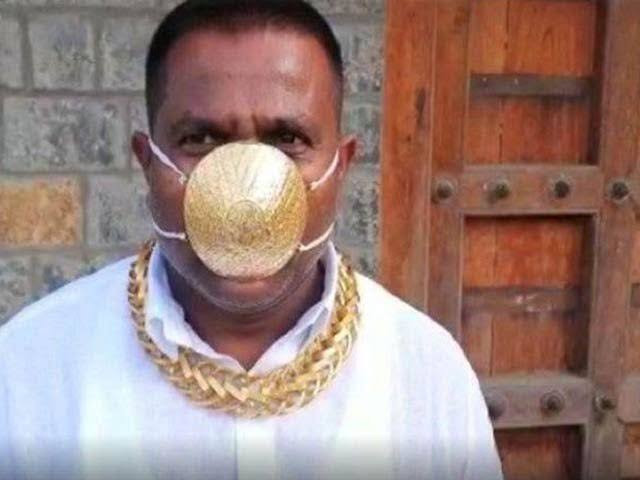 Pria kaya membeli masker emas di tengah pandemi