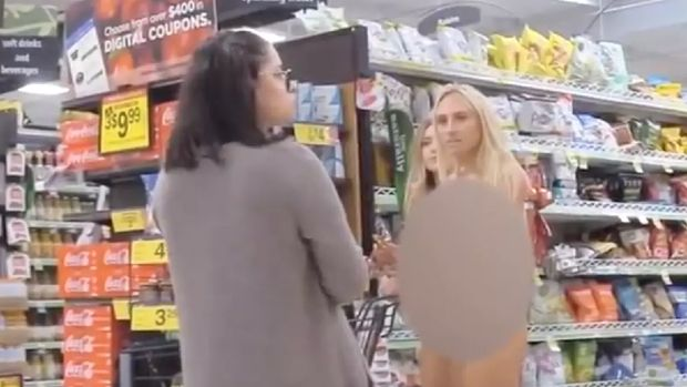 Dua wanita prank telanjang di tempat umum