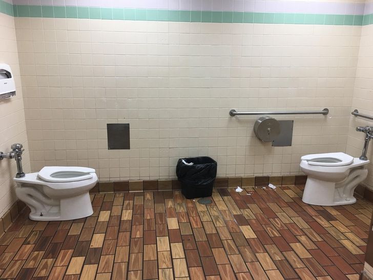 Desain toilet absurd