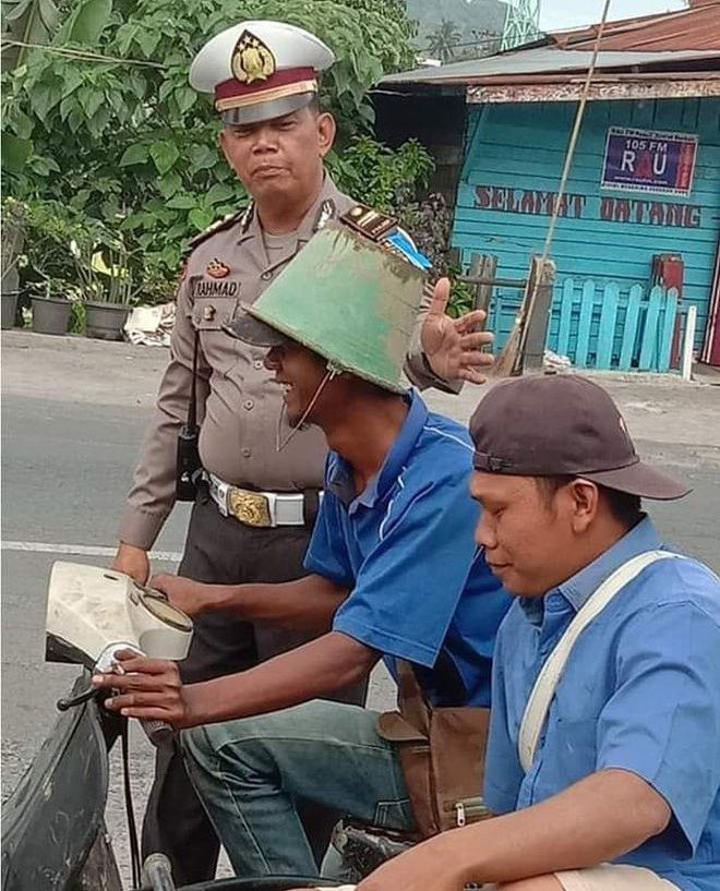 ilustrasi tingkah bapak-bapak konyol