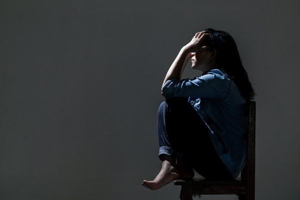Wanita muda depresi ditinggal oleh kekasihnya