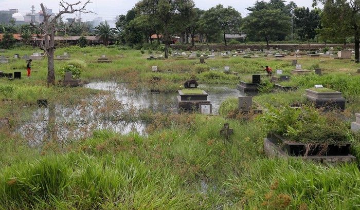 Bocah mancing di kuburan